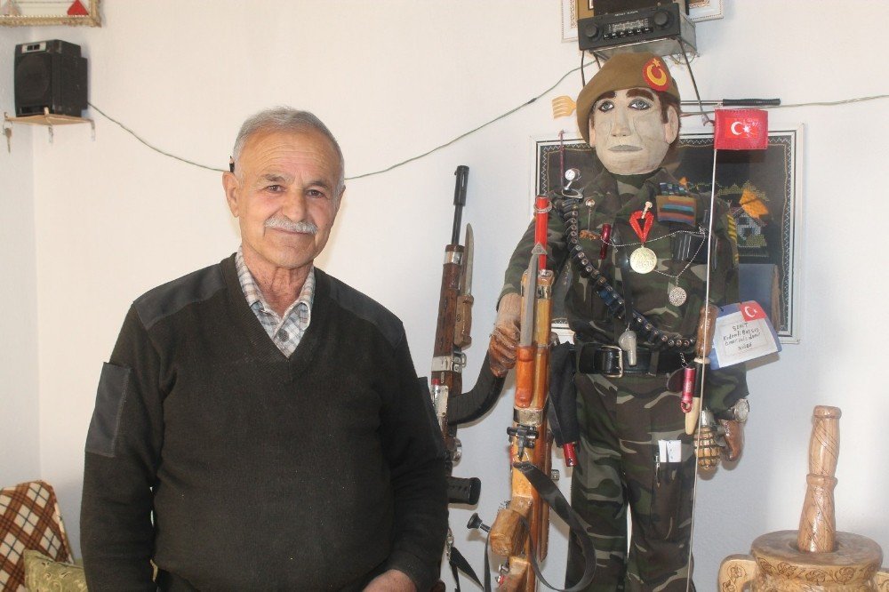 Emekli Memur ceviz ağacından Ömer Halisdemir heykeli yaptı