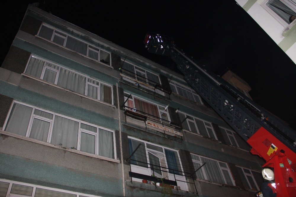 Şişli’de çatıda çıkan yangın kısa süreli paniğe neden oldu
