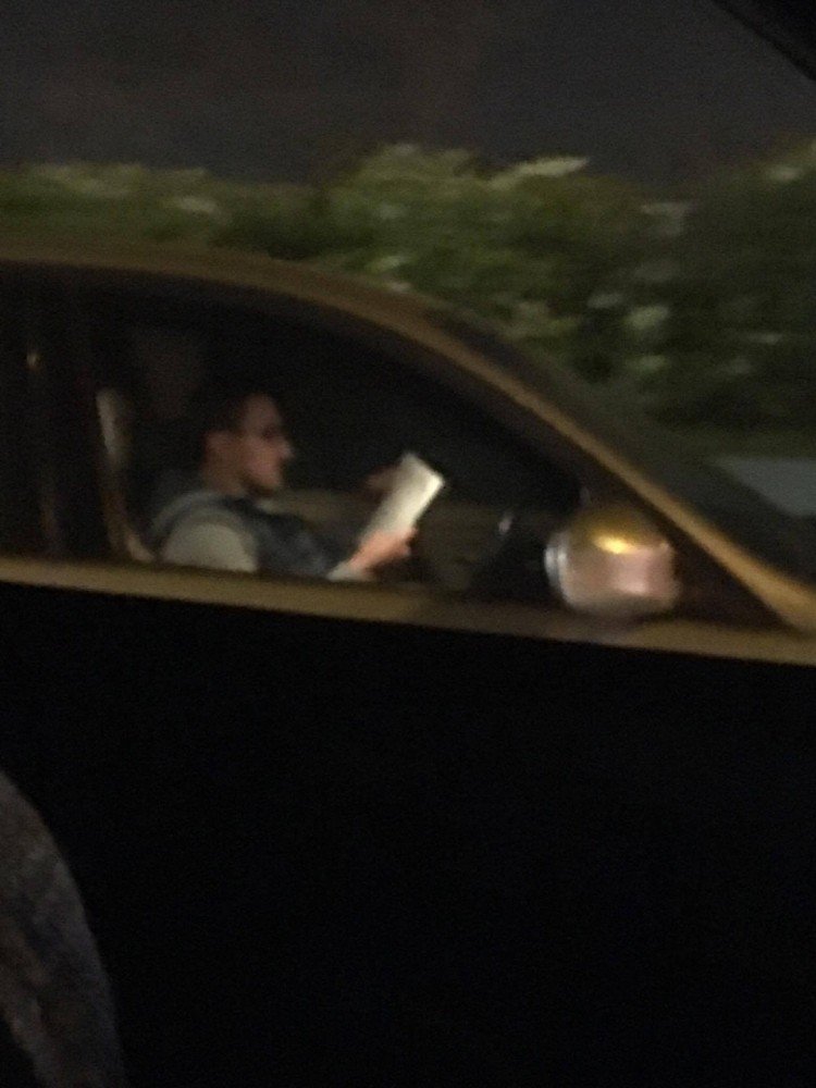 Trafikte kitap okuyan sürücünün ehliyetine el konuldu