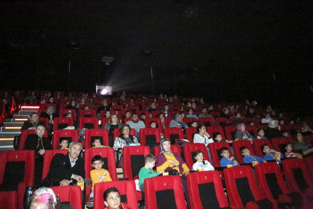 Aksaray Belediyesi çocukları sinema ile buluşturuyor