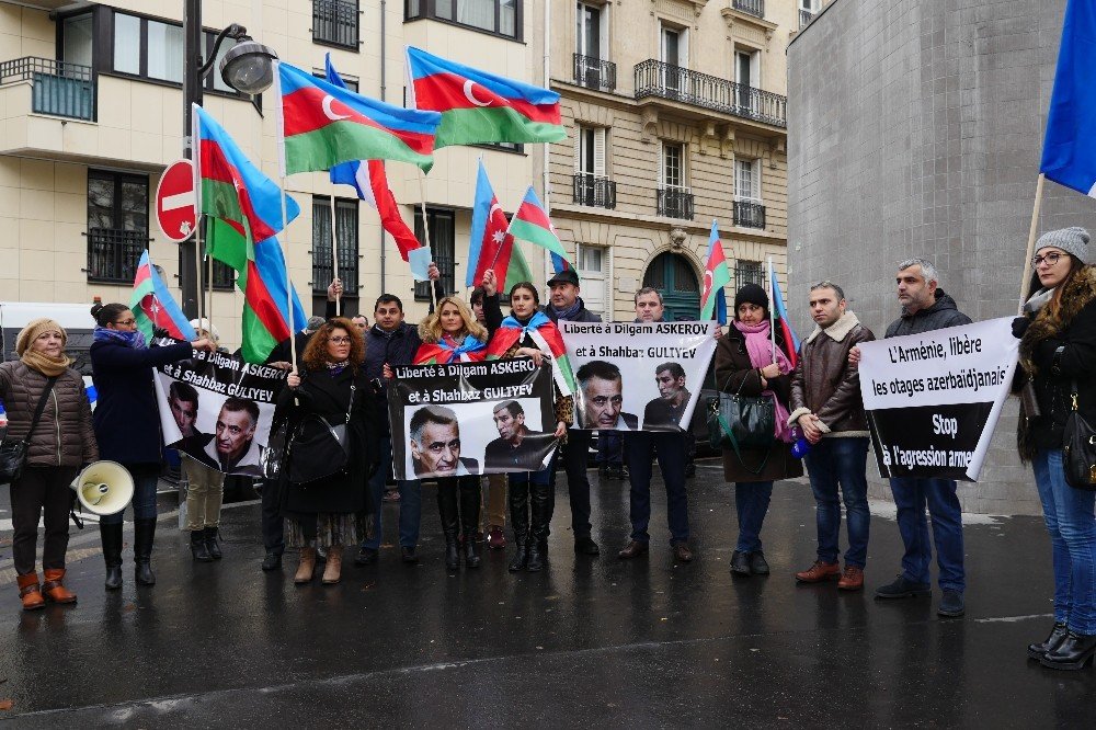 Paris’teki Ermenistan Büyükelçiliği önünde protesto