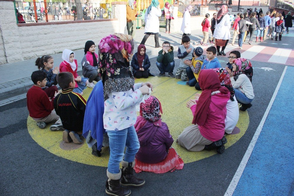 Küçükçekmece’de çocuklara özel 3’üncü çocuk sokağı kuruldu