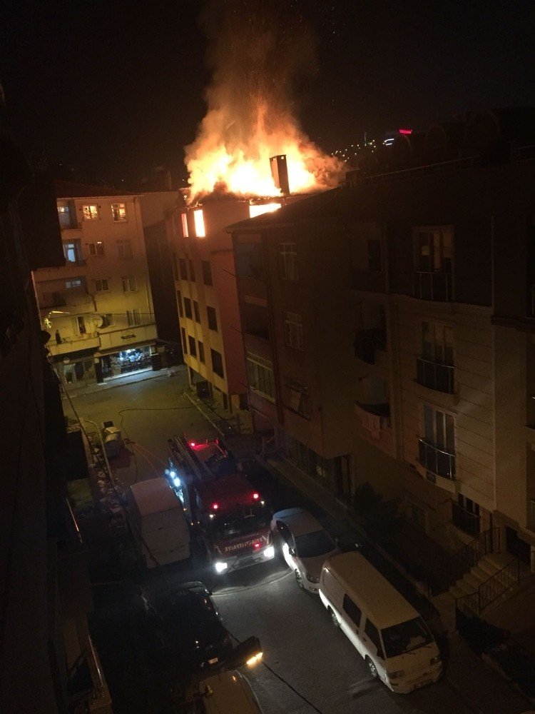 Madde bağımlıları 4 katlı metruk binayı yakıp kaçtı