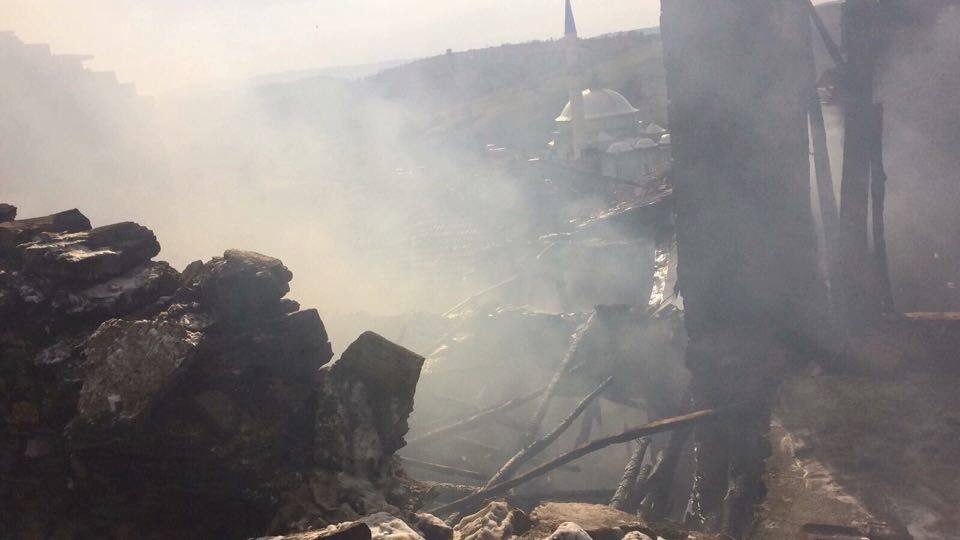 Demirci’de 3 ev kül oldu