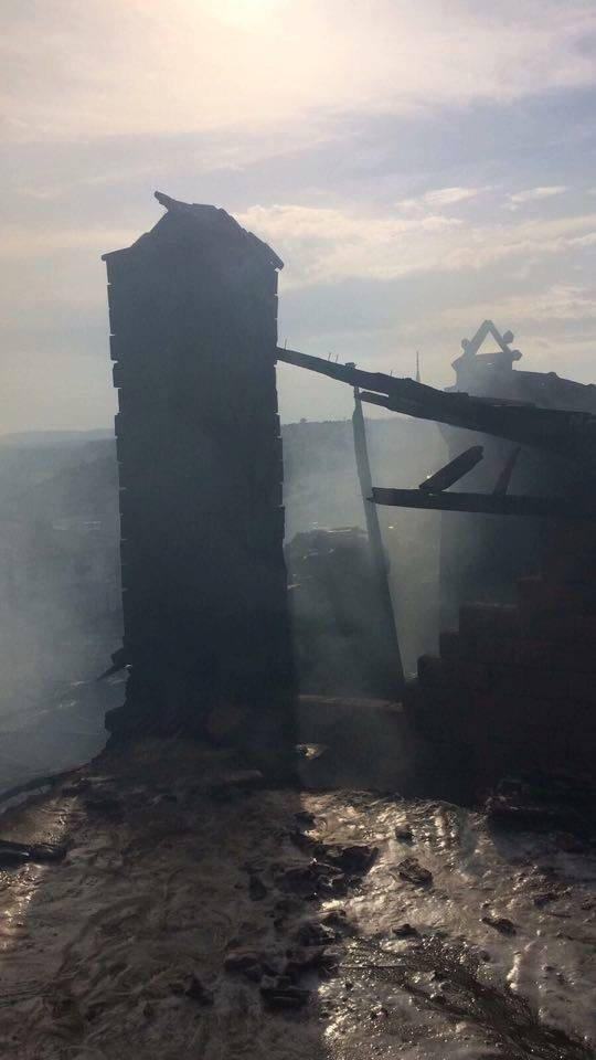 Demirci’de 3 ev kül oldu