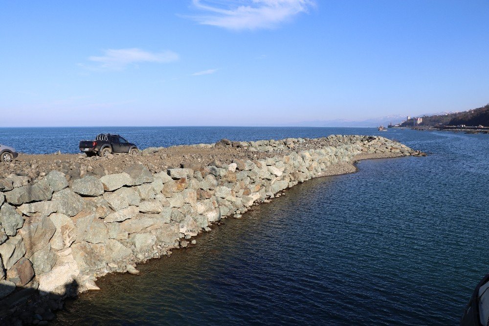 Rize-Artvin Havalimanı deniz dolgusu için 3 ayda 5 milyon ton taş kullanıldı
