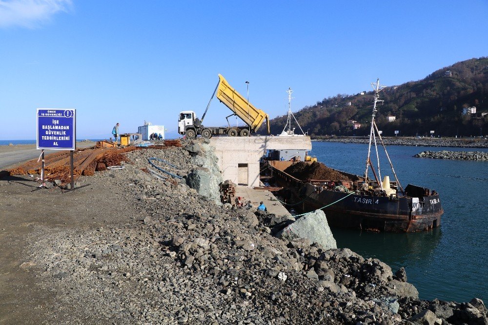 Rize-Artvin Havalimanı deniz dolgusu için 3 ayda 5 milyon ton taş kullanıldı