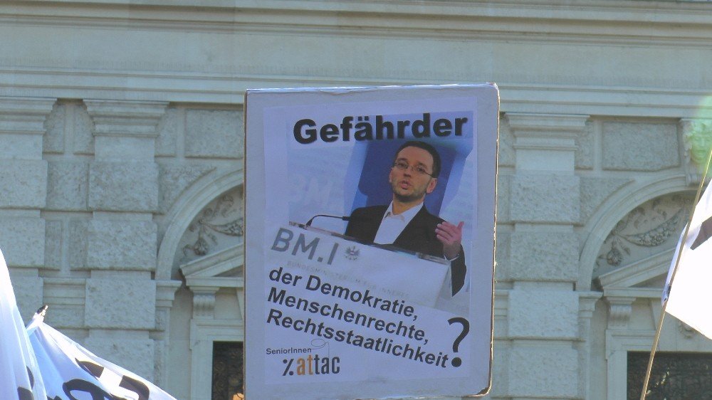 Avusturya’da aşırı sağ koalisyon hükümeti protesto edildi