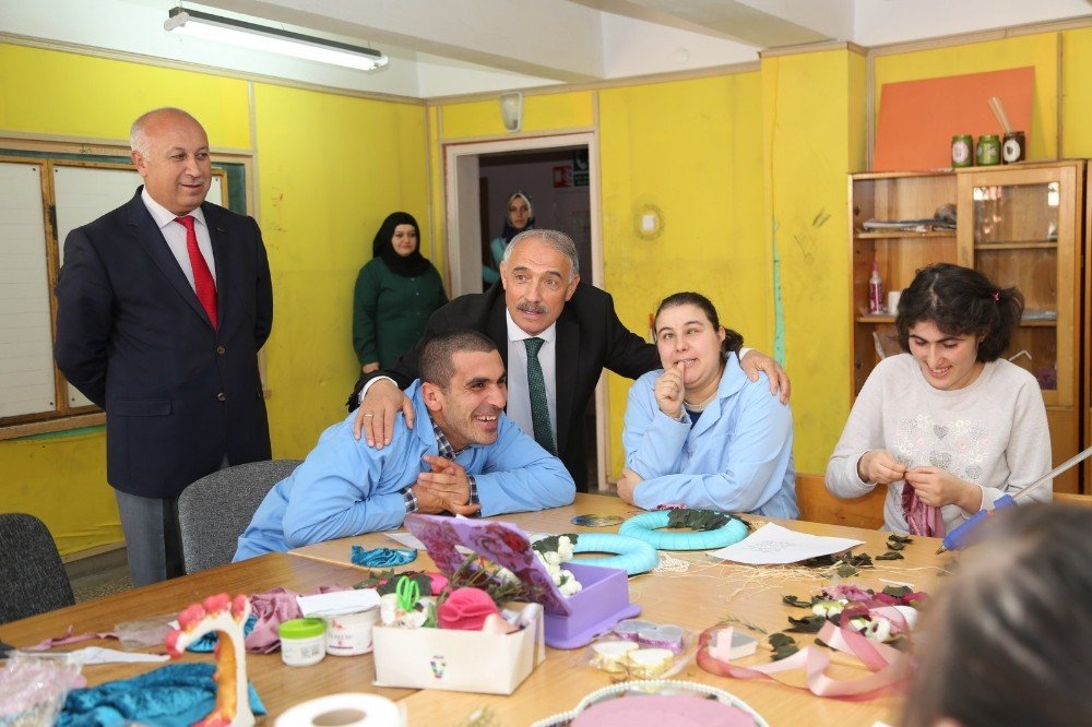 Niğde Belediye Başkanı Özkan’dan Engellilerin Okullarına Ziyaret