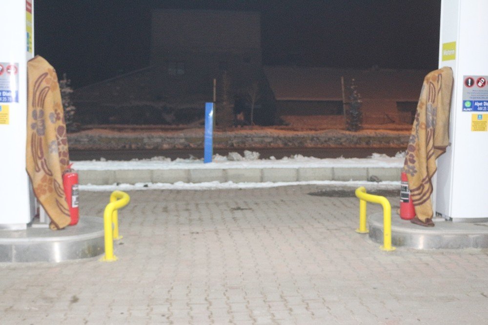 Ağrı’da akaryakıt istasyonunda soğuk havaya battaniyeli çözüm