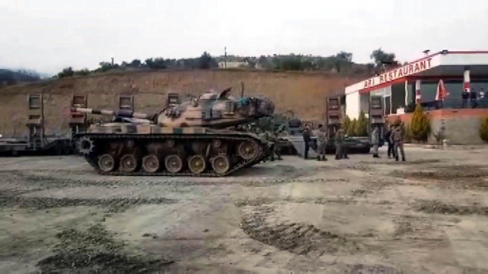 Çok sayıda tank ve fırtına obüs topları Suriye sınırına ulaştı