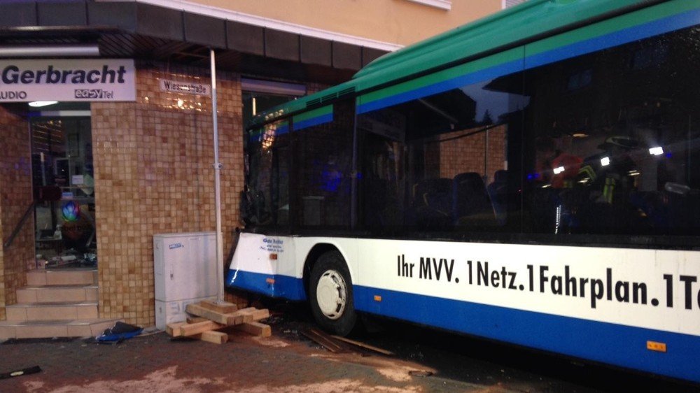 Almanya’da, yolcu otobüsü eve daldı