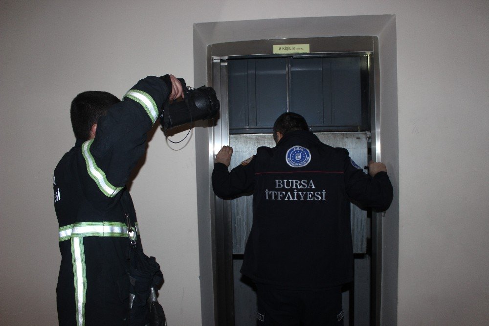 12. katta asansörde mahsur kalan kızları itfaiye kurtardı