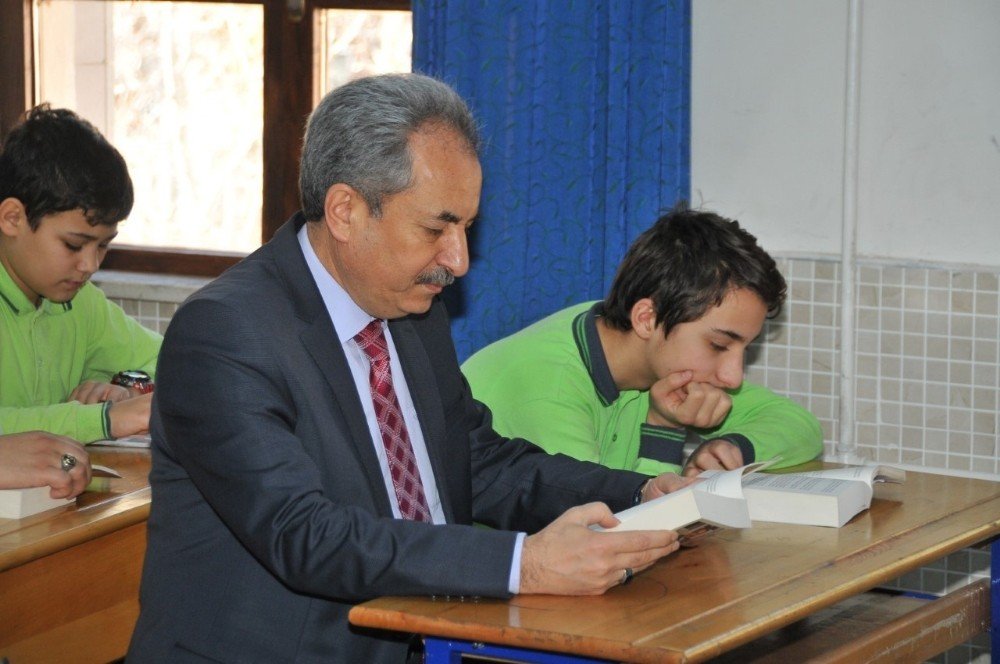 Akşehir’de aileler çocuklarıyla birlikte kitap okudu