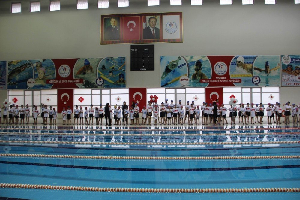 Yenişehir Belediyesi bin 71 minik yüzücüye malzeme dağıttı