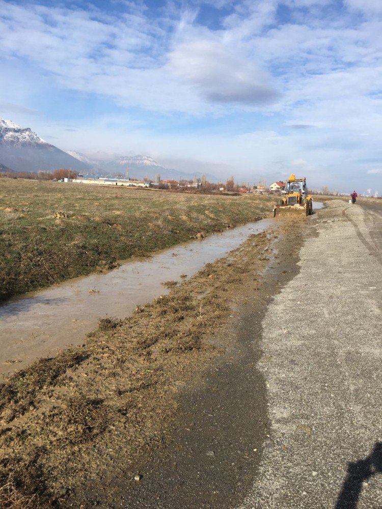 Seydişehir Belediyesi ekiplerinden kanal temizlik çalışması