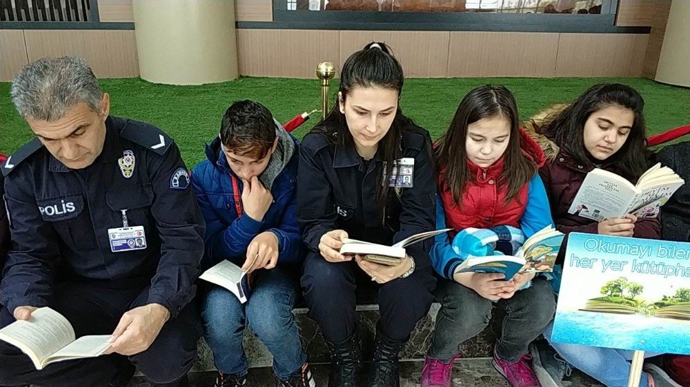 Öğrenciler polislerle kitap okudu