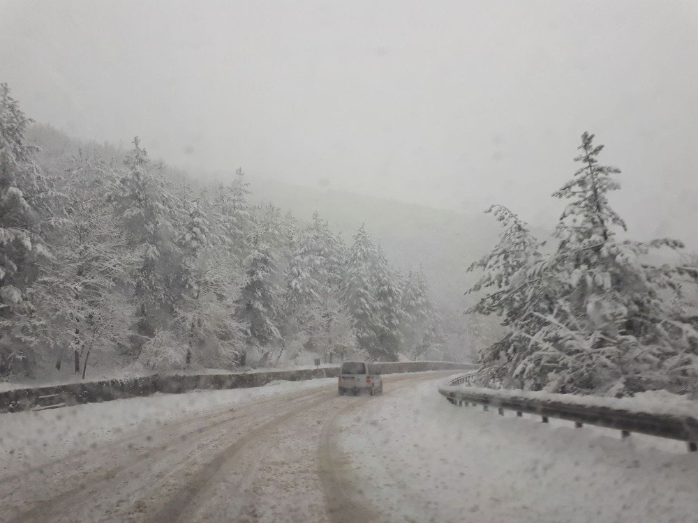 Bursa-Orhaneli yolunda kar çilesi