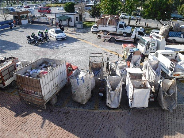 Mersin’de trafiği tehlikeye sokan çöp araçları toplatıldı