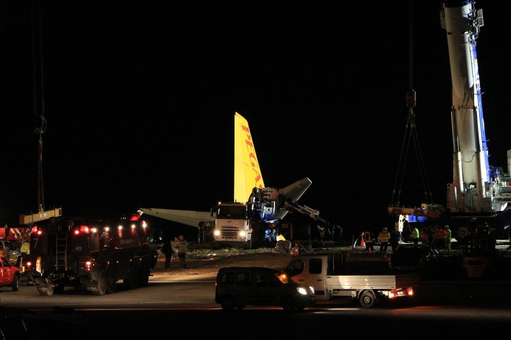 Trabzon Havalimanı’nın uçuşlara kapatılmasının ardından pistten çıkan uçağın bulunduğu yerden kaldırılma çalışmaları başladı
