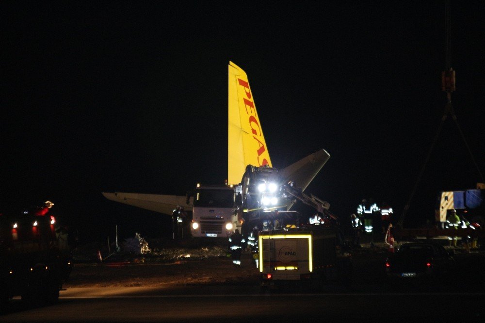 Trabzon Havalimanı’nın uçuşlara kapatılmasının ardından pistten çıkan uçağın bulunduğu yerden kaldırılma çalışmaları başladı