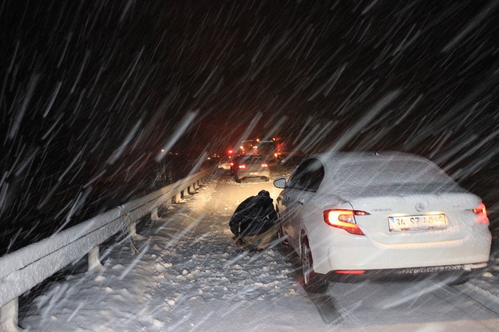 Erzincan-Sivas karayolu ulaşıma kapandı, çok sayıda araç yolda mahsur kaldı