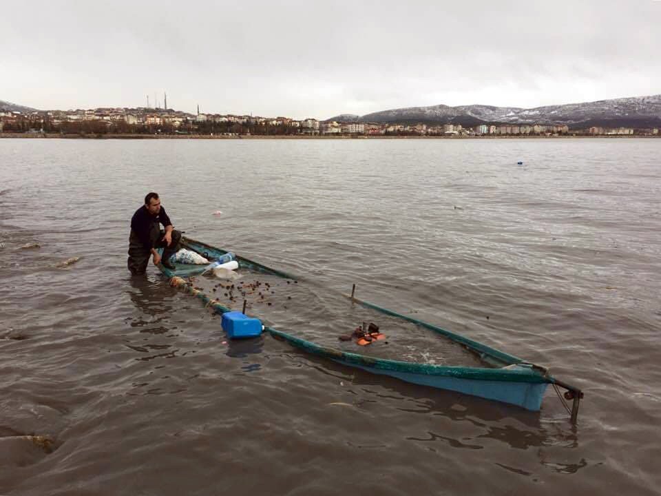Şiddetli fırtına, göl kıyısındaki balıkçı teknesini batırdı