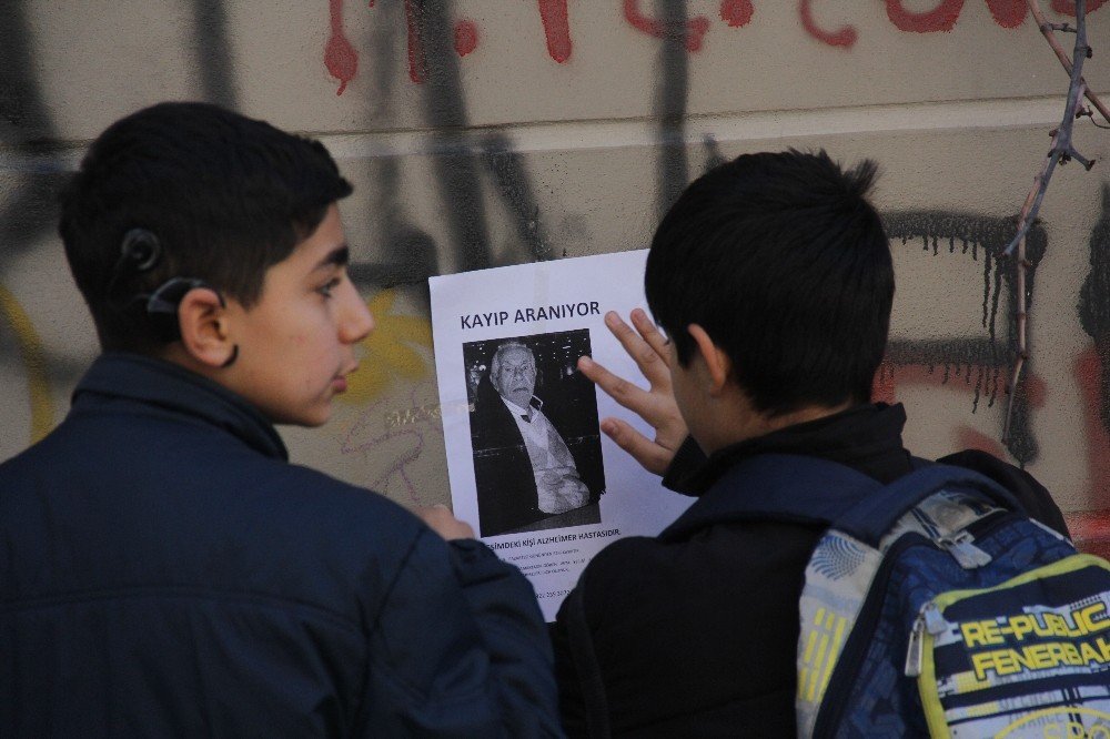 Kayıp babasını öğrencileriyle birlikte sokak sokak arıyor