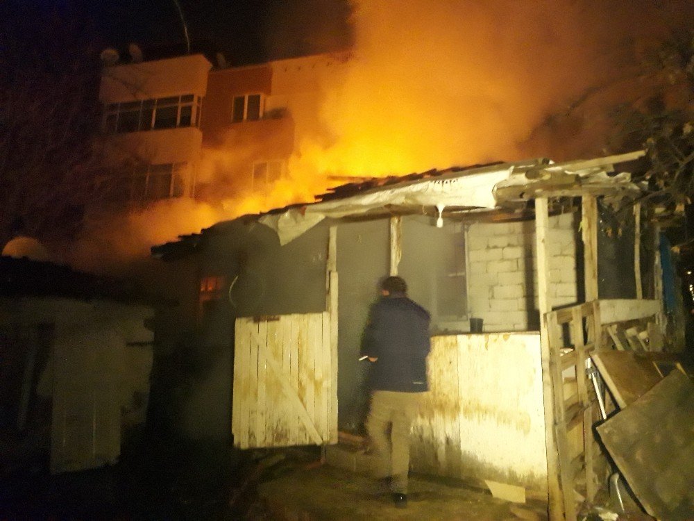 Alev alev yanan gecekondu mahalleliyi sokağa döktü