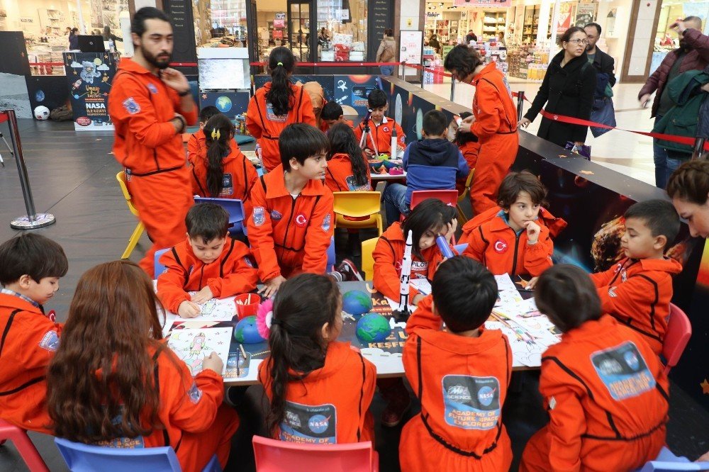 Çocuklar, Ceylan Karavil Park’ta uzayı keşfediyor