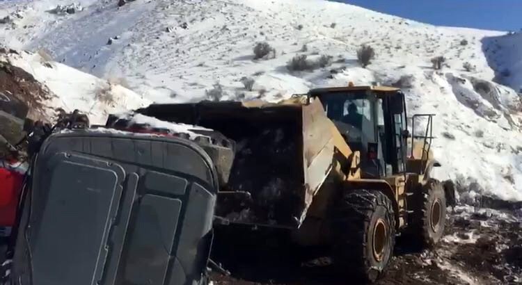 Horasan’da traktör devrildi: 3 yaralı