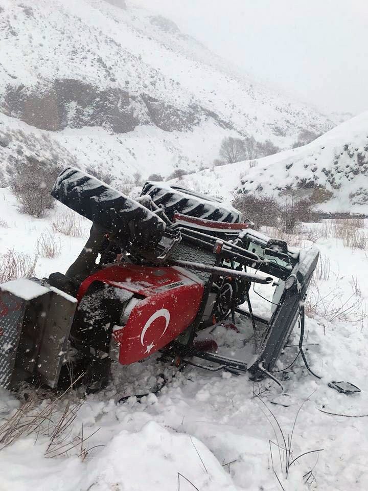 Horasan’da traktör devrildi: 3 yaralı