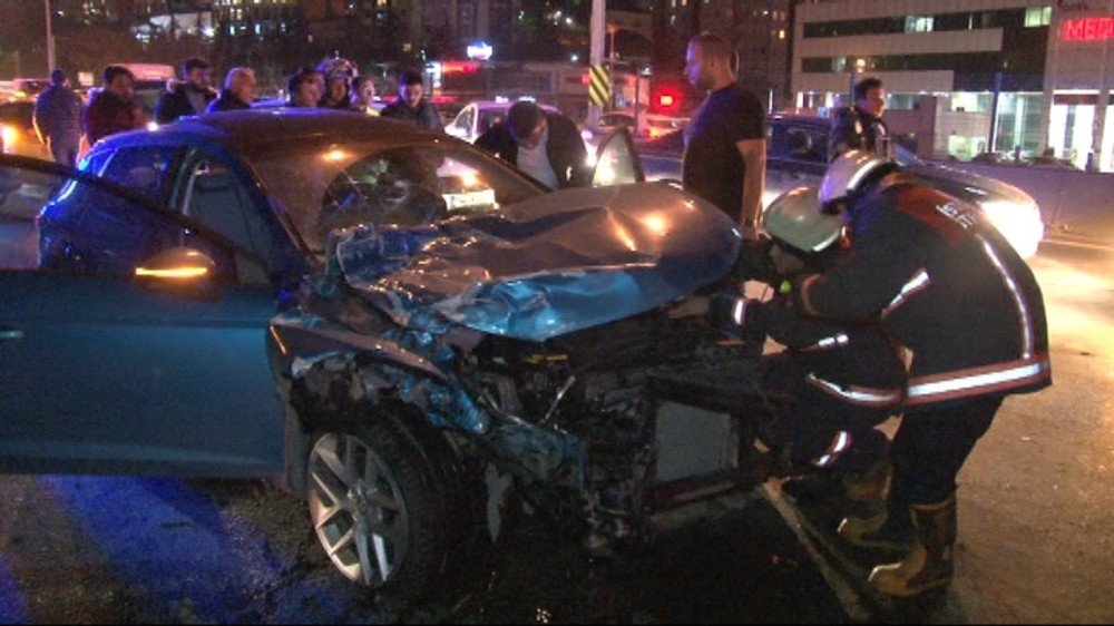 Kadıköy’de zincirleme trafik kazası: 3 yaralı