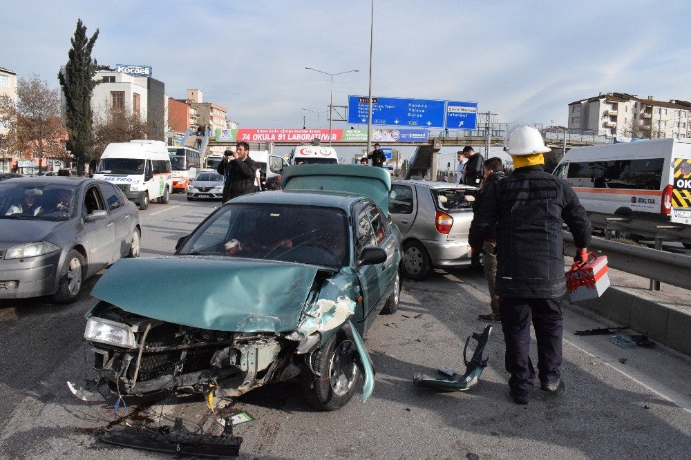 Kocaeli’de iki otomobil çarpıştı: 4 yaralı