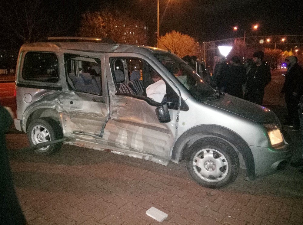 Konya’da tramvayla hafif ticari araç çarpıştı: 3 yaralı