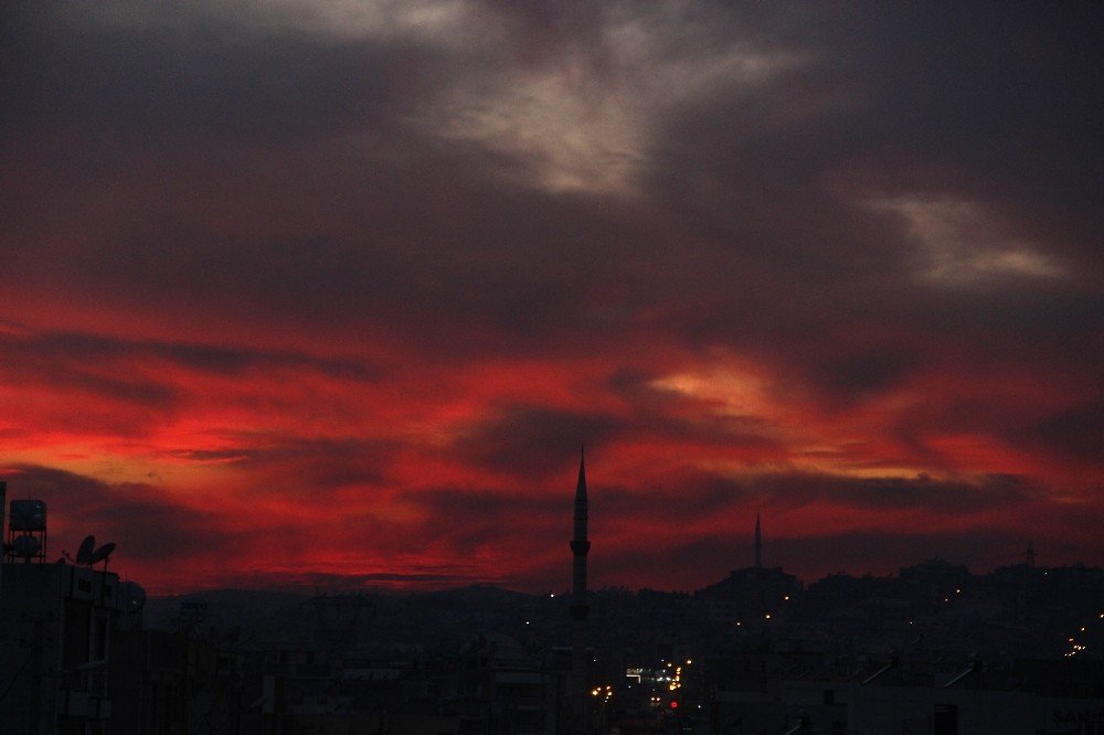 Şanlıurfa’da gün batımı gökyüzünü kızıla boyadı
