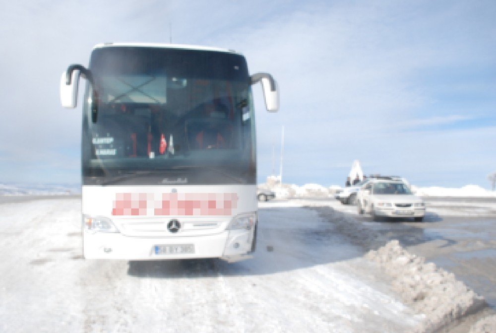 Tipi ve buzlanma sonucu otomobil otobüsle çarpıştı: 1 yaralı