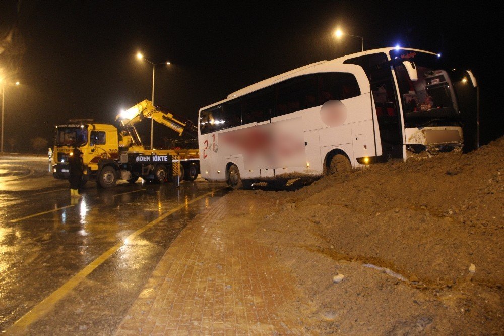 Konya'da kontrolden çıkan yolcu otobüsü kavşaktaki toprağa saplandı