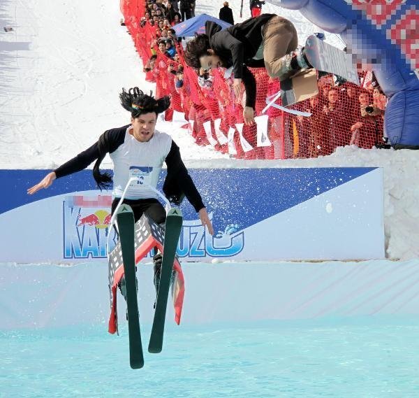 Erciyes Dağı'nda kostümlü soğuk su havuzuna atlama yarışması