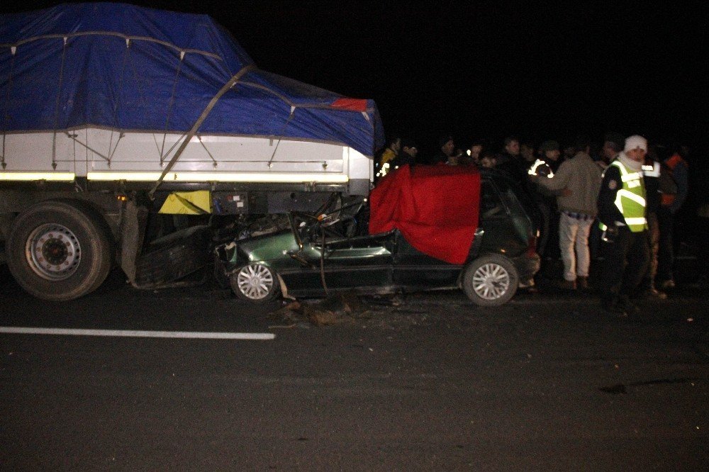 Konya'da otomobil tıra arkadan çarptı: 1 ölü, 1 ağır yaralı