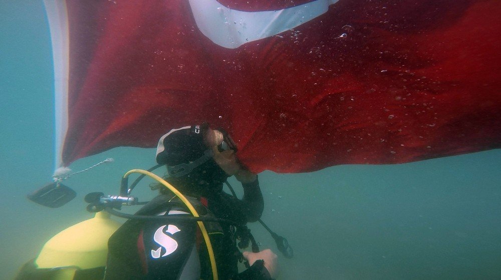 Dalgıçlar denizde Türk bayrağı açtı
