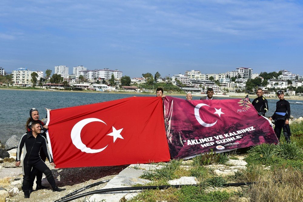 Dalgıçlar denizde Türk bayrağı açtı