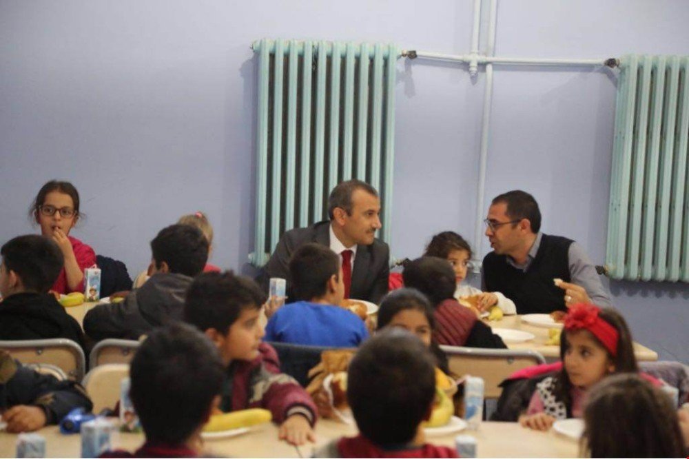 Vali Sonel’den 332 öğrenciye kahvaltı desteği