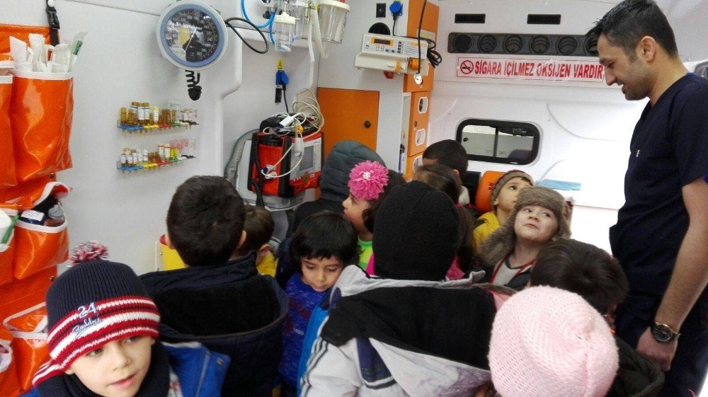 Anaokulu öğrencilere ambulans eğitimi verildi