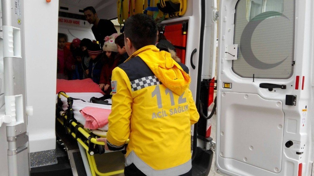 Anaokulu öğrencilere ambulans eğitimi verildi