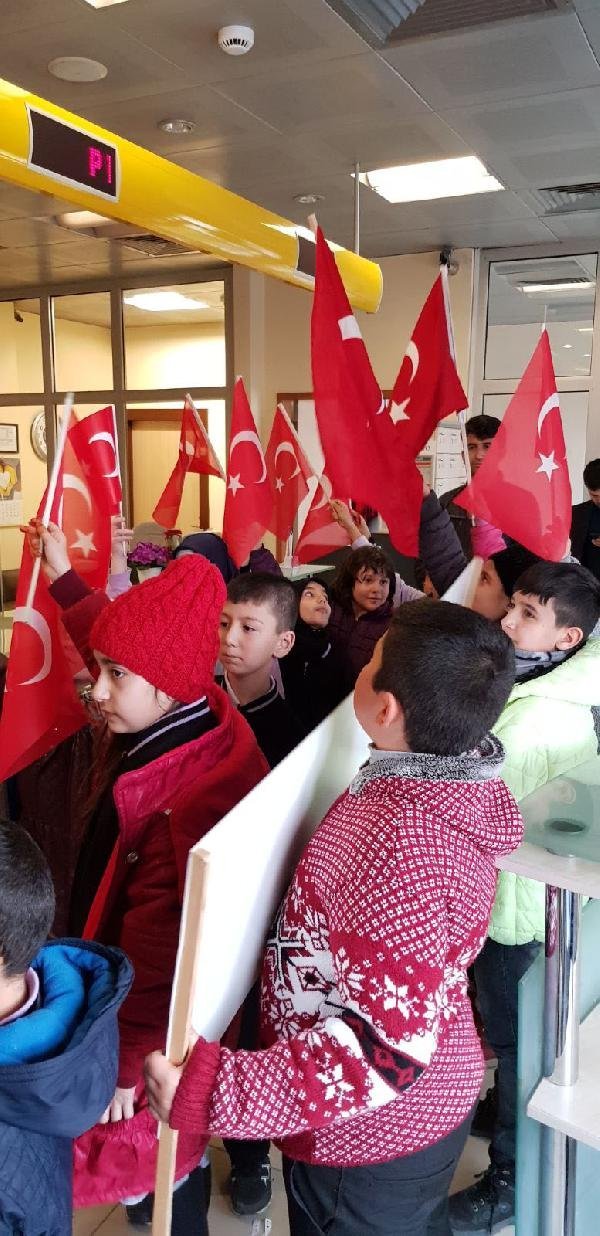 Konya'da öğrenciler, 1 günlük harçlıklarını Mehmetçik Vakfı'na bağışladı