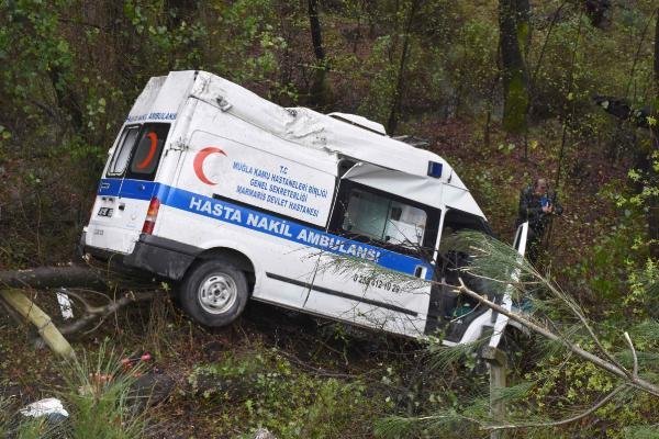 Hasta nakil ambulansı şarampole uçtu