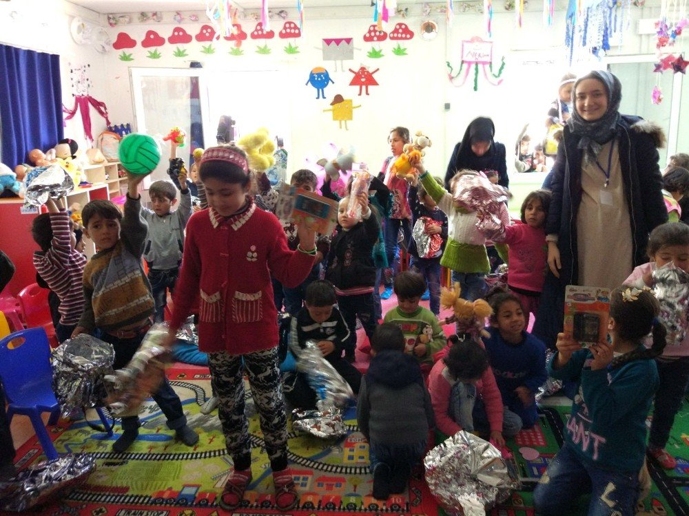 Çadır kentte kalan Suriyeli çocuklar sevindirildi