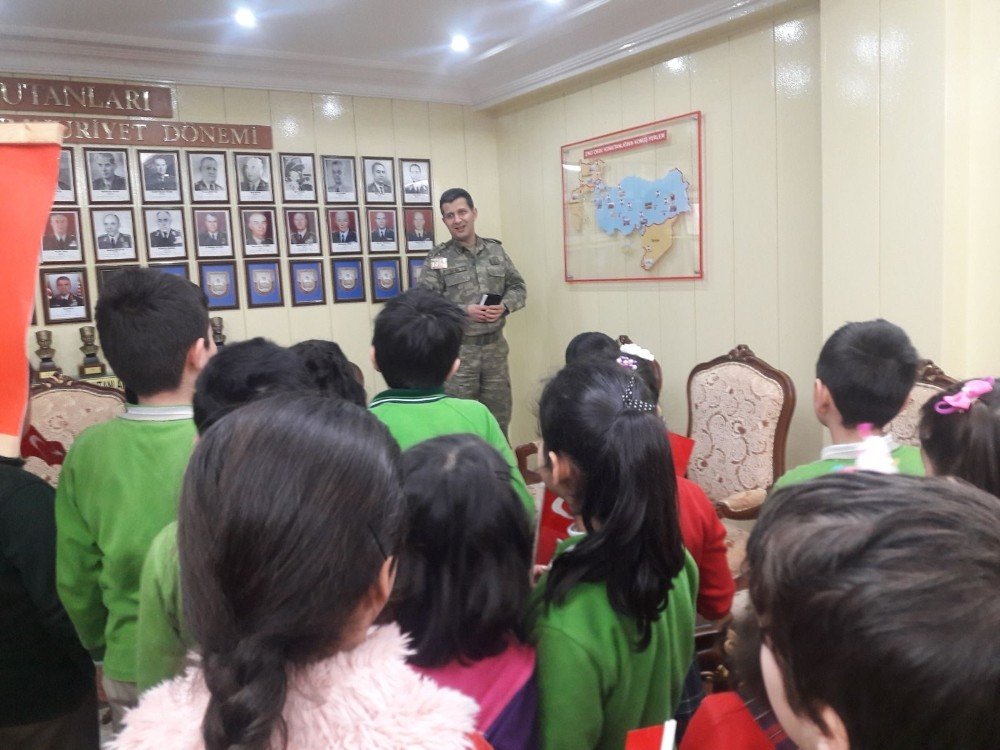 Minik öğrencilerden askere moral ziyareti