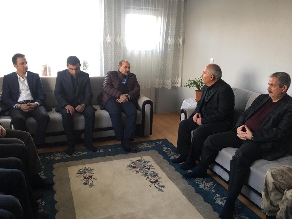 Bitlis Valisi Ustaoğlu şehit ailelerini ziyaret etti